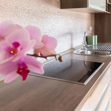 Modern Sara Near The By Ta Leut Agency شقة *