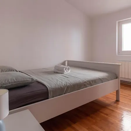 Modern Sara Near The By Ta Leut Agency